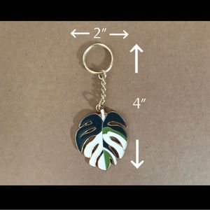 Monstera Albo keychain (gold finished)